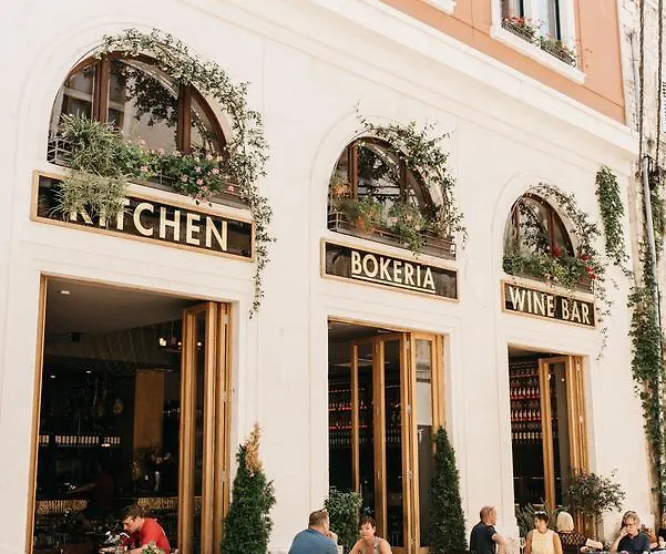 アボカメント ブティック ルームス 4*