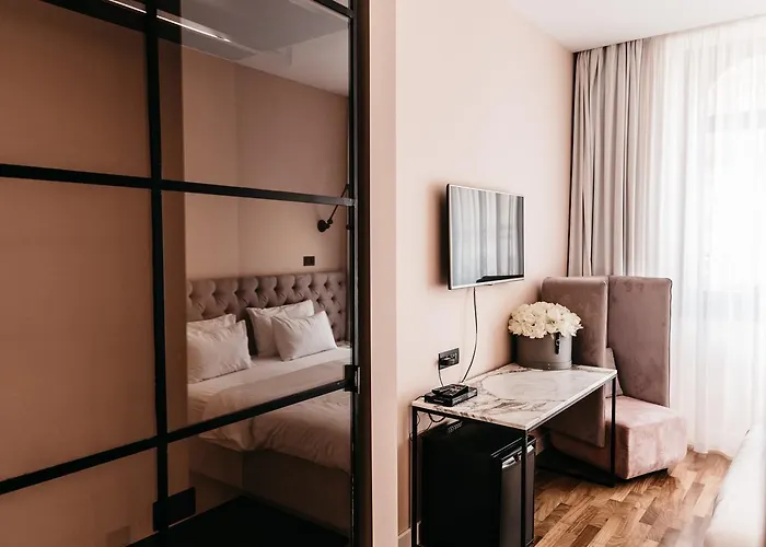 アボカメント ブティック ルームス 4*